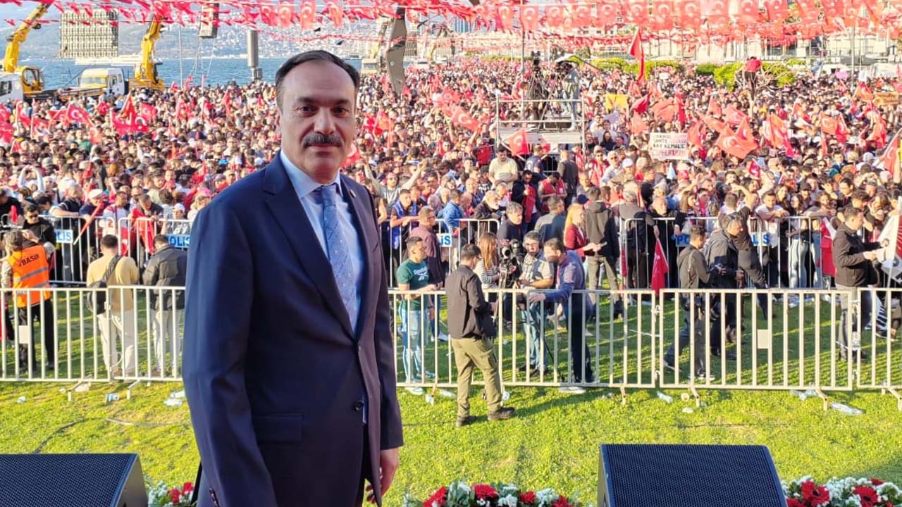 İzmir’deki kutlama sonrası Mustafa Bilici’den açıklama: Gündoğdu Meydanındaki kalabalıklar değişimin ayak sesleridir!