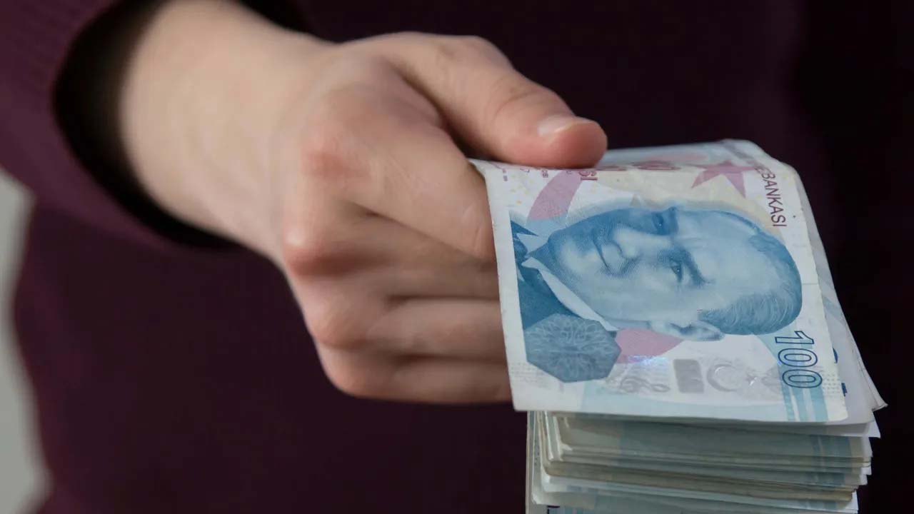 Emeklilere 10 Bin TL verilecek: Resmen duyuruldu, 2 gün içerisinde hesaplara geçiyor!