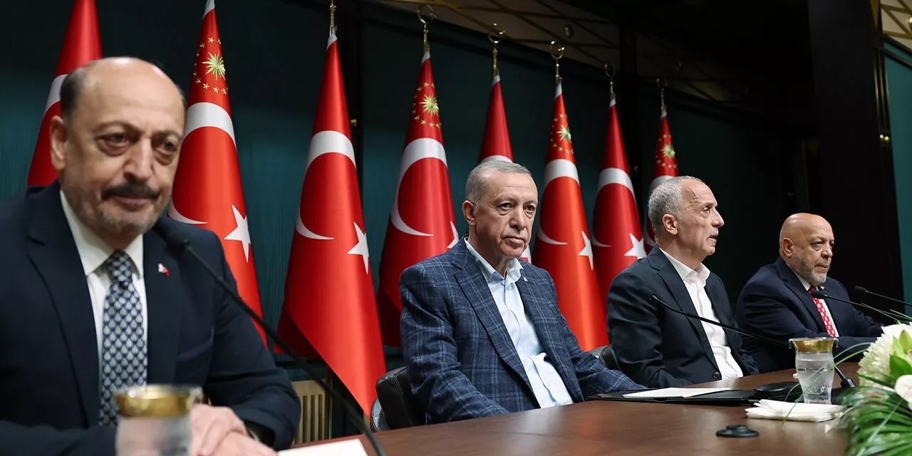 Cumhurbaşkanı 700 bin kamu işçisine müjdeyi verdi! En düşük kamu işçisi ücreti 15 bin TL oldu!