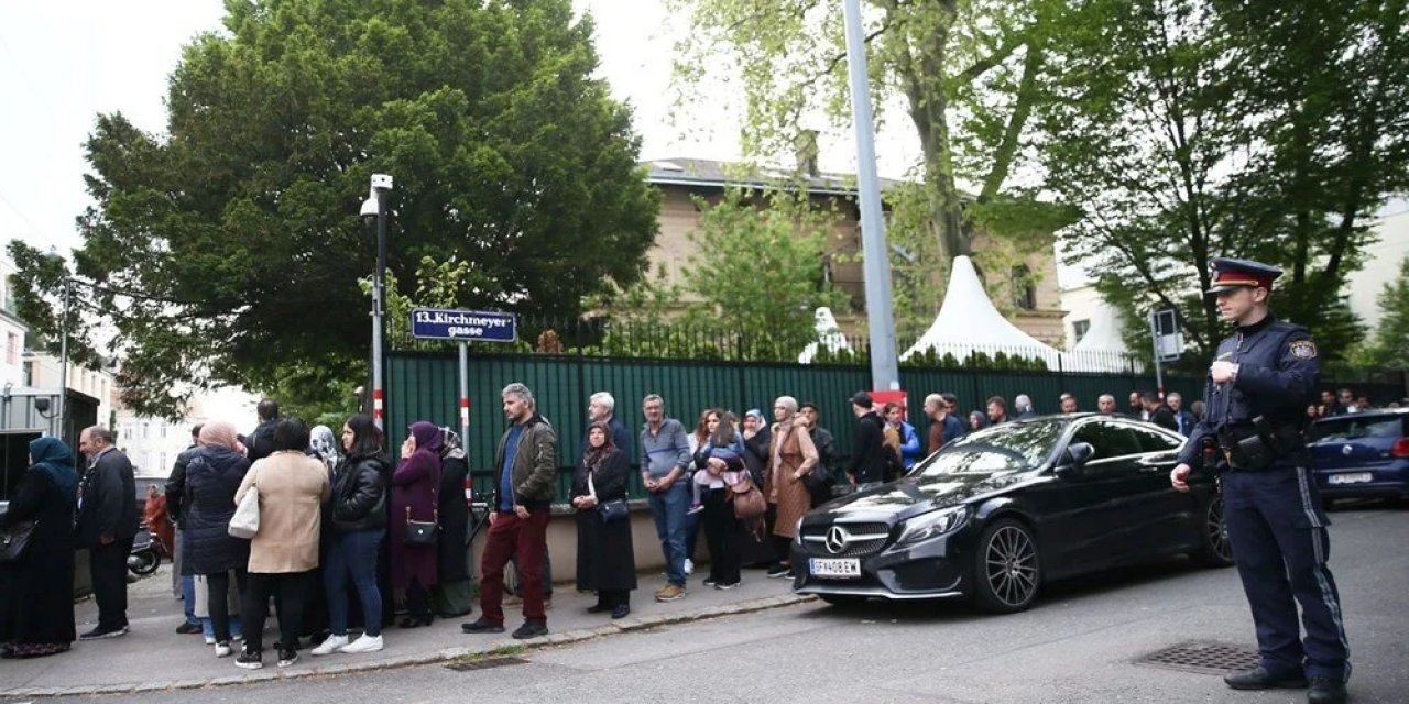 Gümrük kapıları 24 saat boyunca açık! Yurt dışında sandıklara giden kişi sayısı 1 milyon 763 bin kişinin üstüne çıktı ve...