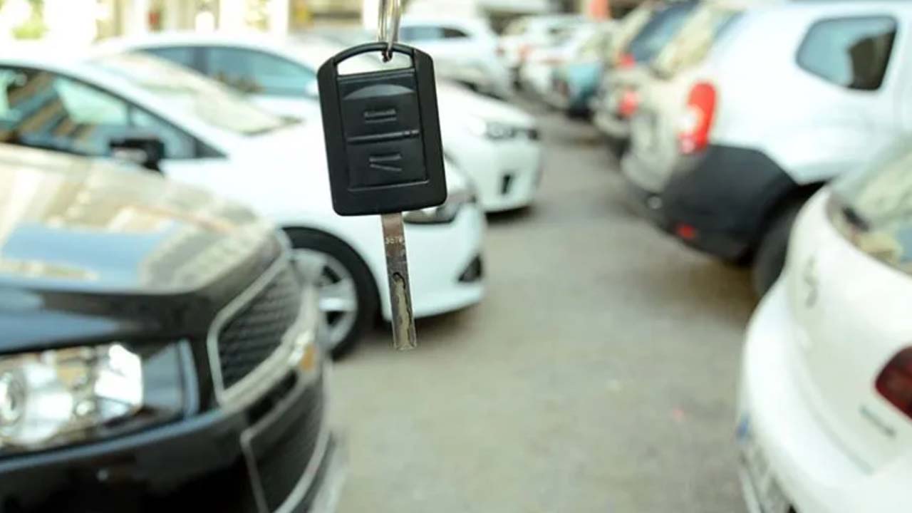 Dolar arttı, araba fiyatları da artar mı? Sıfır ve ikinci el araba almak isteyenler dikkat!