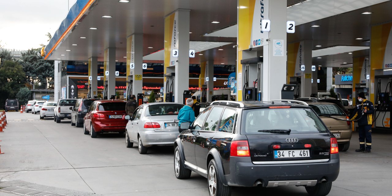 İstasyonlar böyle görünüyor! 7 TL'lik ZAM KUYRUĞU: Benzin 25 TL, Motorin 23 TL'ye ve LPG ise 12 TL'ye dayandı