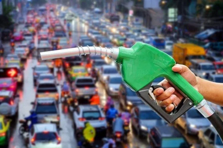 BENZİN VE MOTORİN fiyatları 24 TL'de buluştu! Fark kapandı: Bayram öncesi istasyona gidenler ŞOKTA