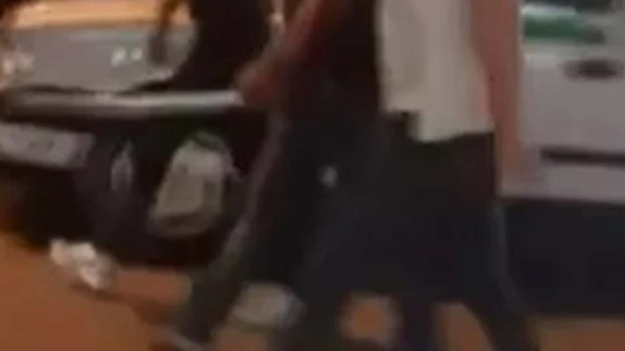 Ellerinde kılıçlarla kavga eden yabancılar hakkında flaş açıklama: İstanbul Valisi duyurdu!