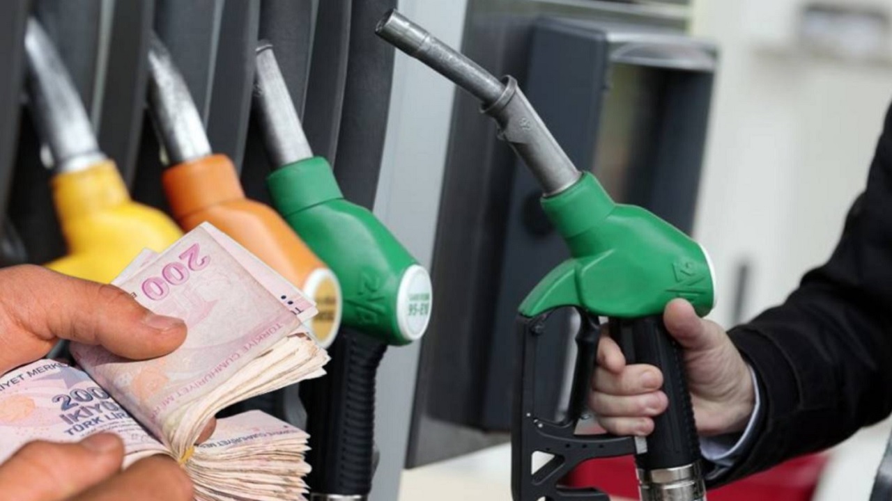 ZAM ÇILGINLIĞI AKARYAKITI fena vurdu! Benzine 2,5 TL'den 2,9 TL'ye, motorine 2,06 TL ÖTV zammı ile %20'LİK KDV zammı