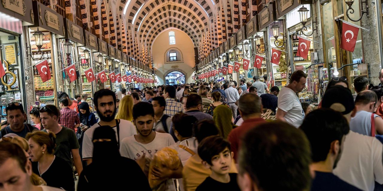 Bankalar ve kapalı çarşı makas aralığı yine açılıyor! Çarşıda o fiyat olan dolar bankada…