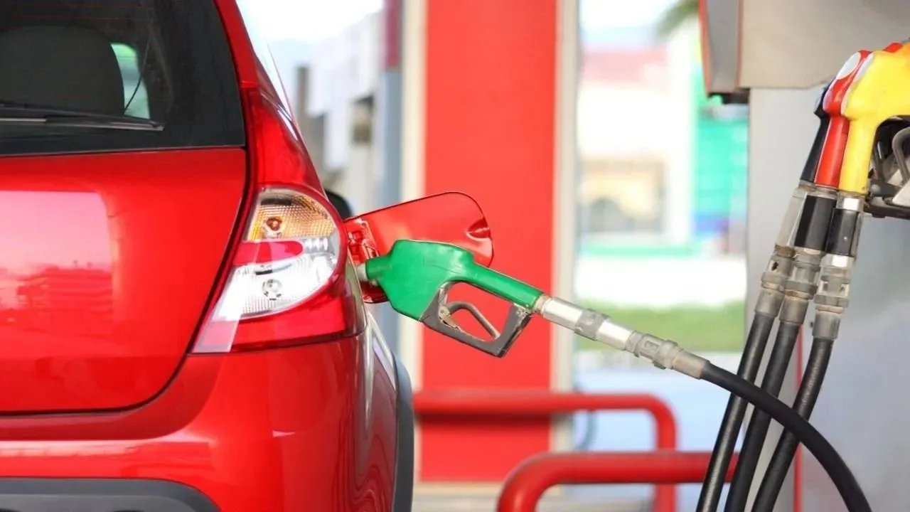 Bugün 18 Temmuz salı Benzin: 34,54 TL, Motorin: 32,93 TL, LPG ise 13,99 TL'ye yükseldi...