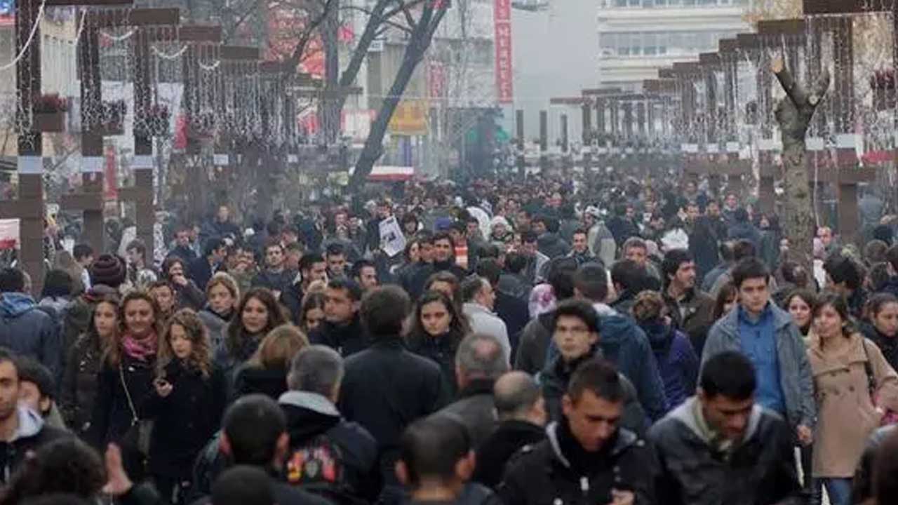 Ankara’daki 65 yaş üzeri vatandaşlara duyuru: Yarın  11.00 ile 16.00 saatleri arasında dışarı çıkmayın!