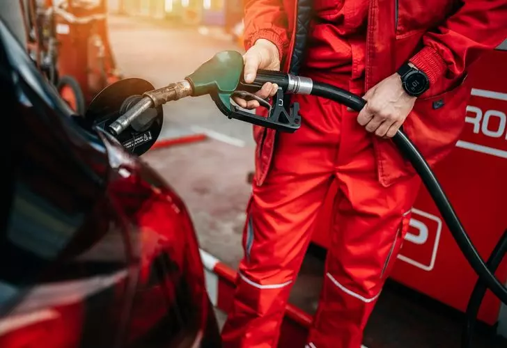 Benzine 2 Liralık ZAM GECE YARISI geliyor! Hazırlıkları yapın: 1 Litre benzin 40 TL'ye adım adım yaklaşıyor