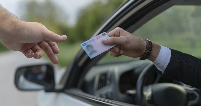 Tüm ehliyet sahiplerine İçişleri Bakanlığı'ndan UYARI! DİKKAT Bu tarihe kadar işlem yapmayanlara ceza kesilecek