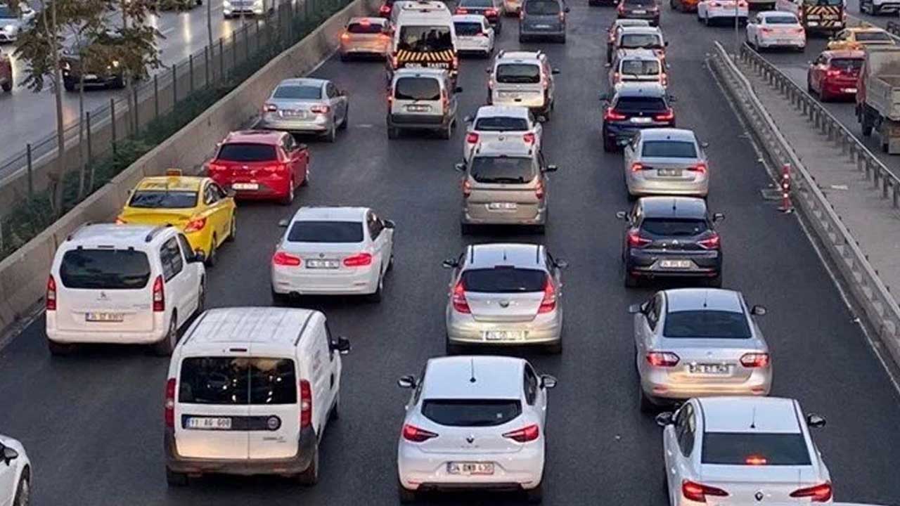 İzmir’de üzerinde kayıtlı arabası olan binlerce vatandaşa duyuruldu: Bugünden itibaren…