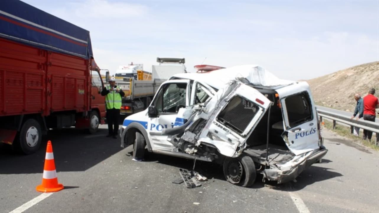 İzmir'de Polis Aracına Çarpan Otomobildeki 5 Kişi Yaralandı