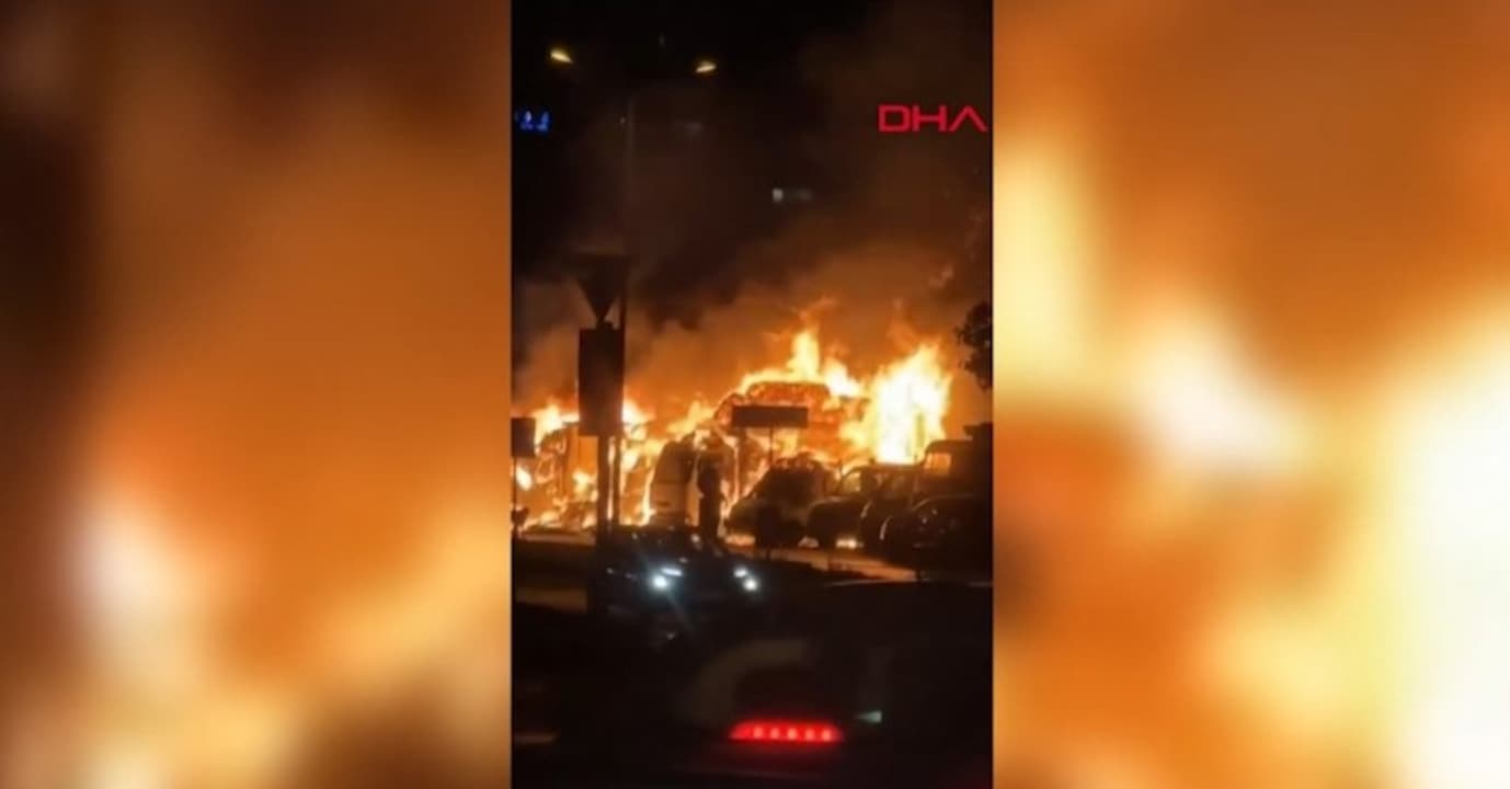 Bakırköy’de At Taşıyan Araçların Park Ettiği Otoparkta Yangın!