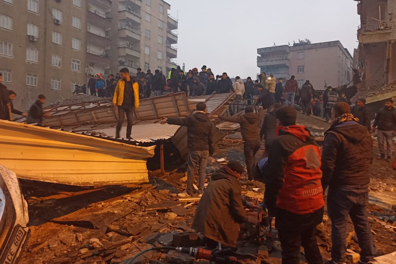 Diyarbakır'da depremde 48 kişinin öldüğü binaya ilişkin soruşturmada tutuklu 3 kişi tahliye edildi