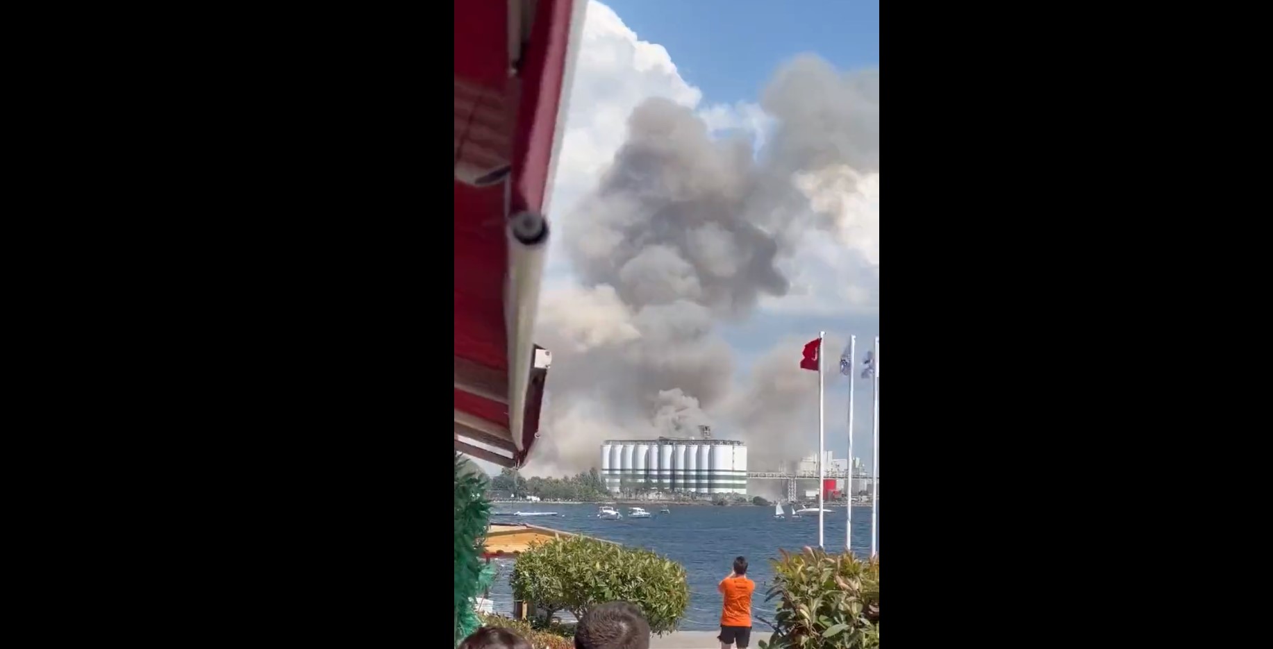 Şiddetli patlama meydana geldi: Kocaeli'nin Derince Limanı'nda gerçekleşti!