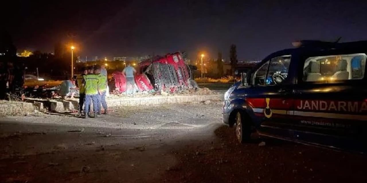 Sivas yolunda TIR devrildi: 1 ölü, 1 yaralı