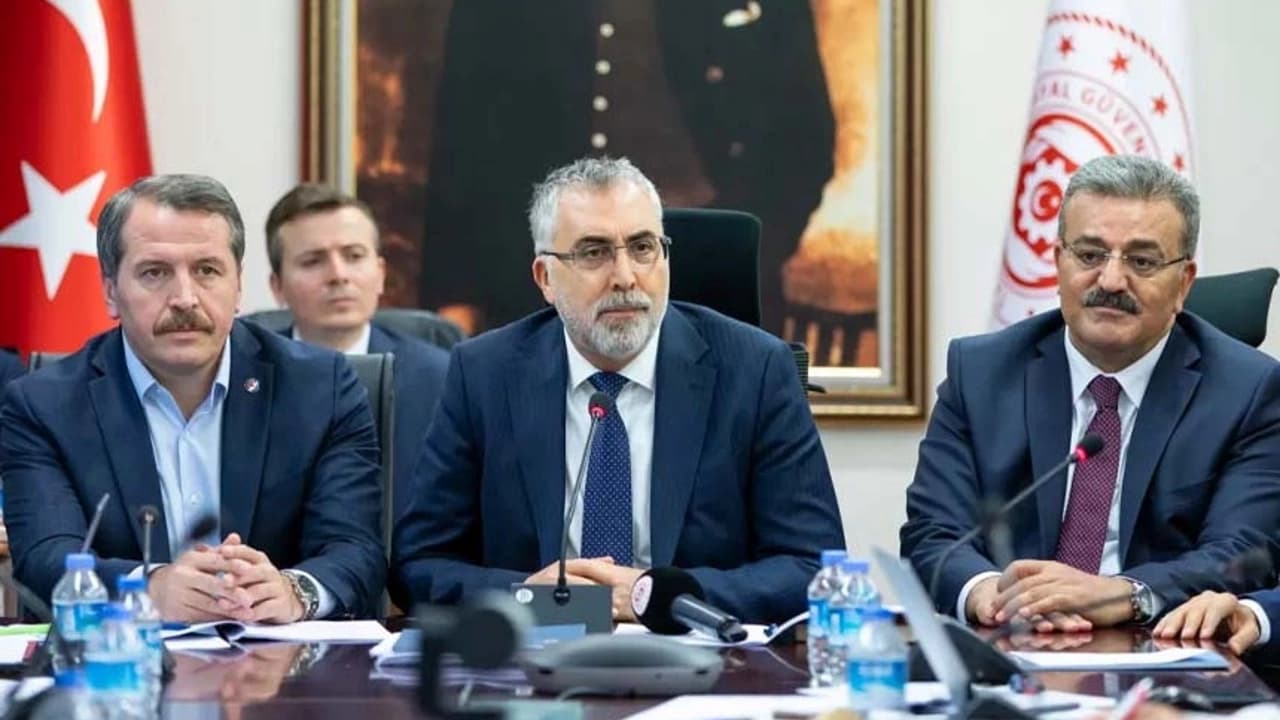 Emekliye Ekim müjdesi! Bakan Işıkhan’dan emekli maaşlarına yeni düzenleme sözü