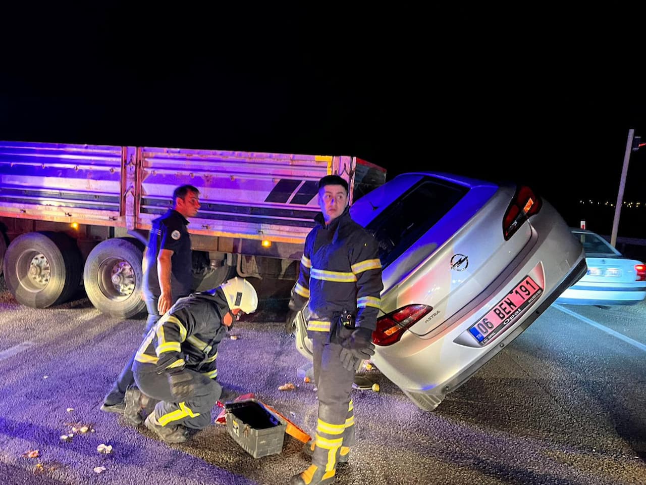 Kırıkkale’de TIR’ın dorsesine çarpan otomobilde 2 yaralı