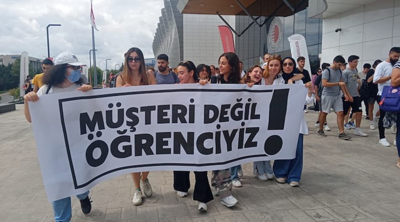 Vakıf Üniversitelerinde Zam Şoku: Öğrenciler İsyan Etti