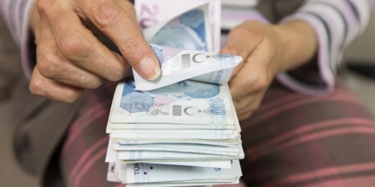 Emeklilerin yüzü gülüyor! Maaşlara ek zam üstüne banka promosyonları! Peki hangi banka ne kadar veriyor?