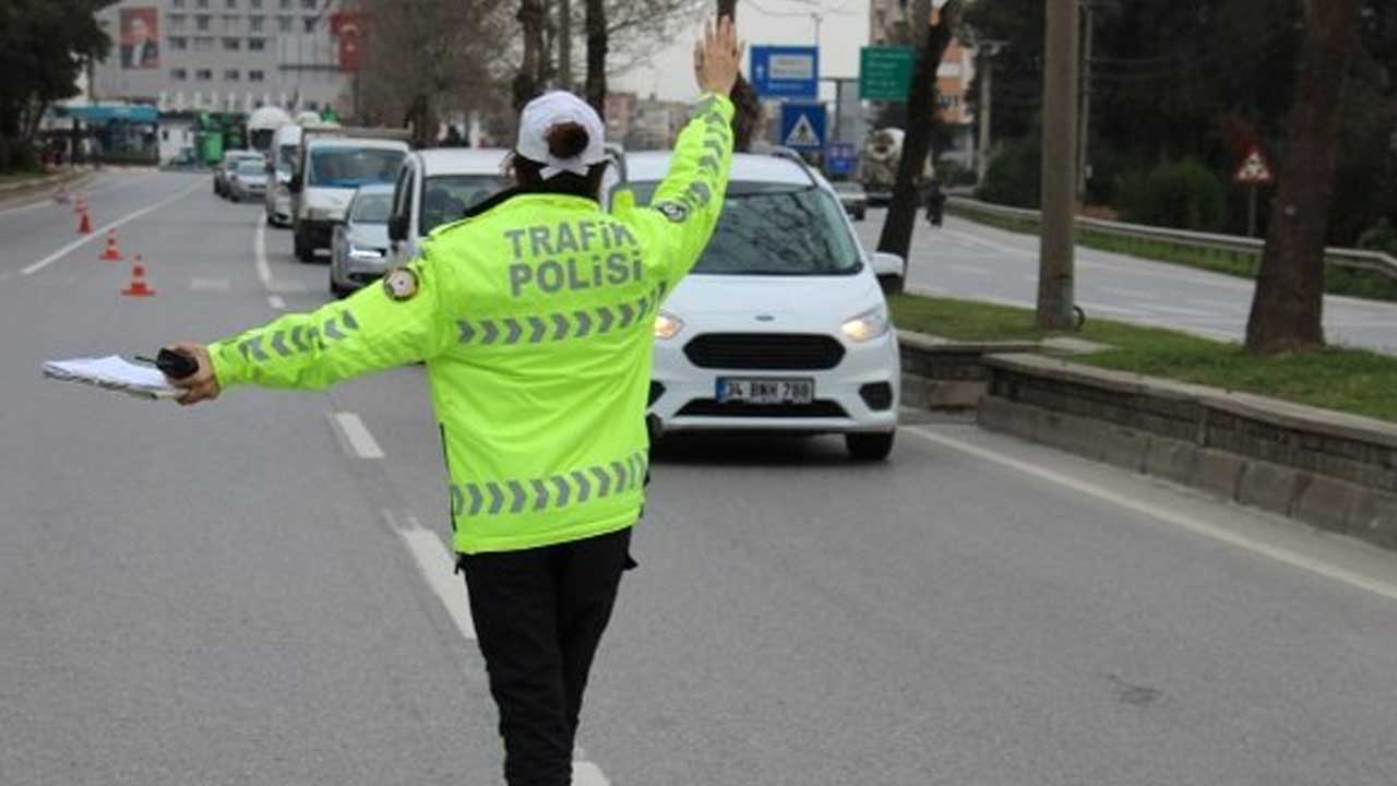 İzmir’de trafiğe çıkan vatandaşlar: Pazar günü 07.00 ile 09.00 saatleri arasında…