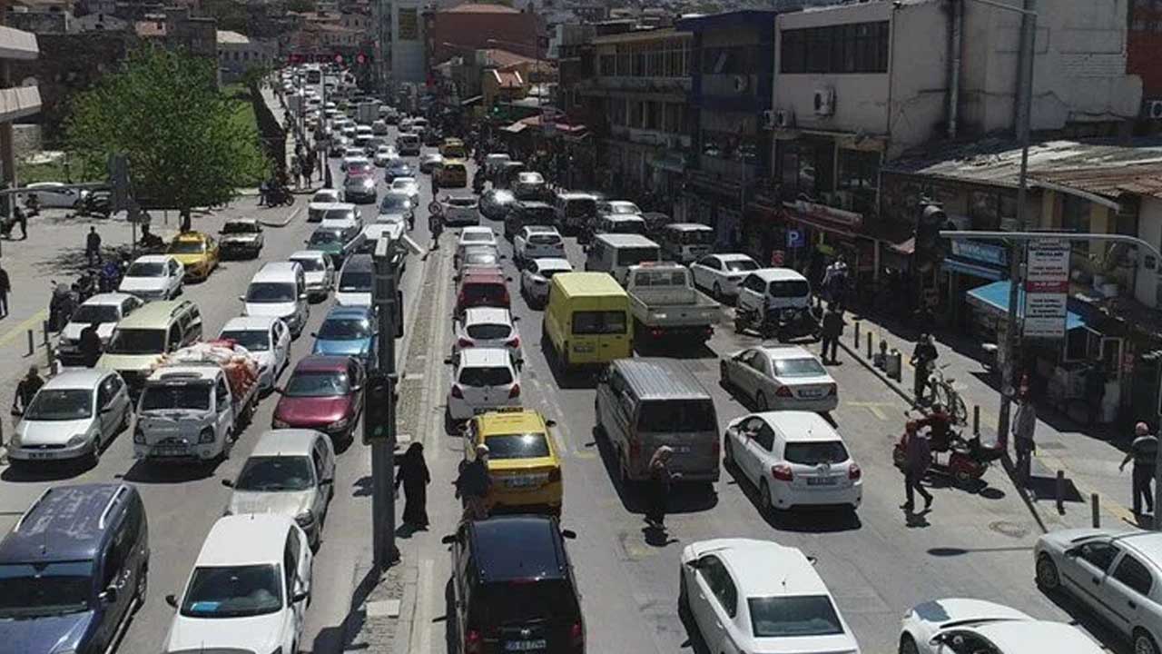 Trafiğe çıkan İzmirlilere 1 Eylül duyurusu: Saat 18.30- 20.00 arasında…