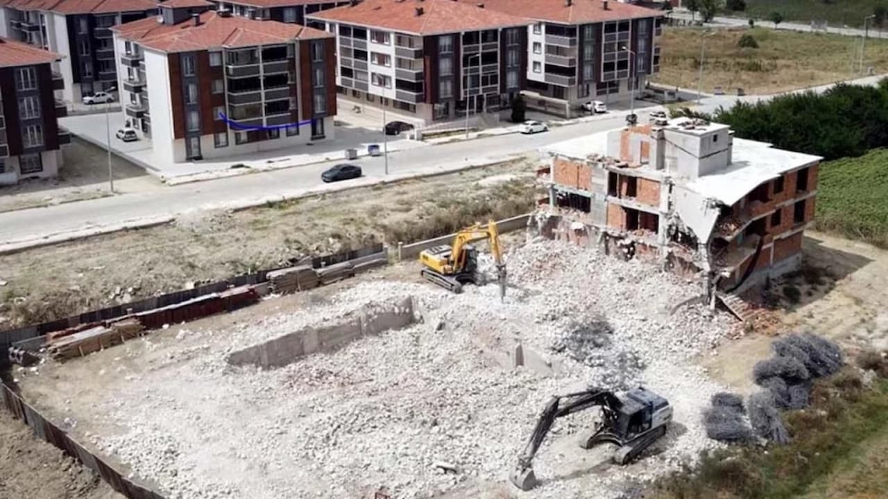 Malkara’da Beton Skandalı: 18 Dairelik Binalar Yıkıldı