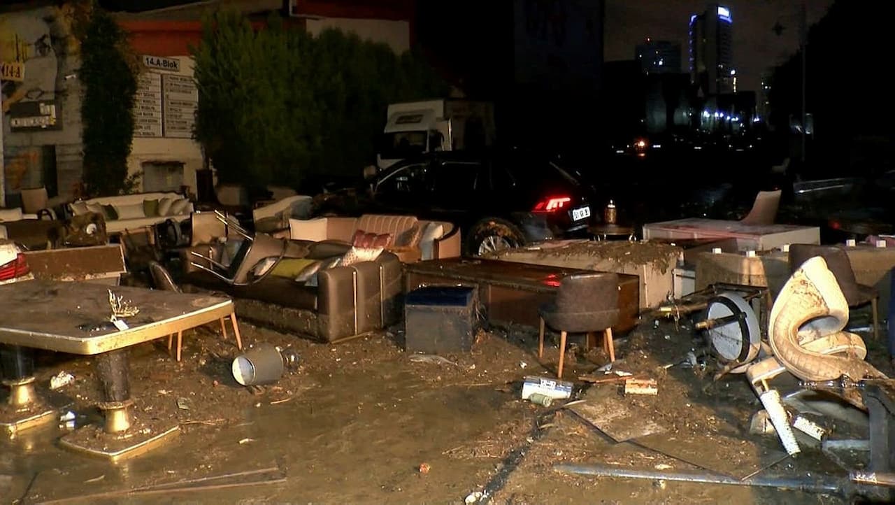 İstanbul’da Sel Felaketi: Mobilyacılar Sitesi Suya Çamura Gömüldü