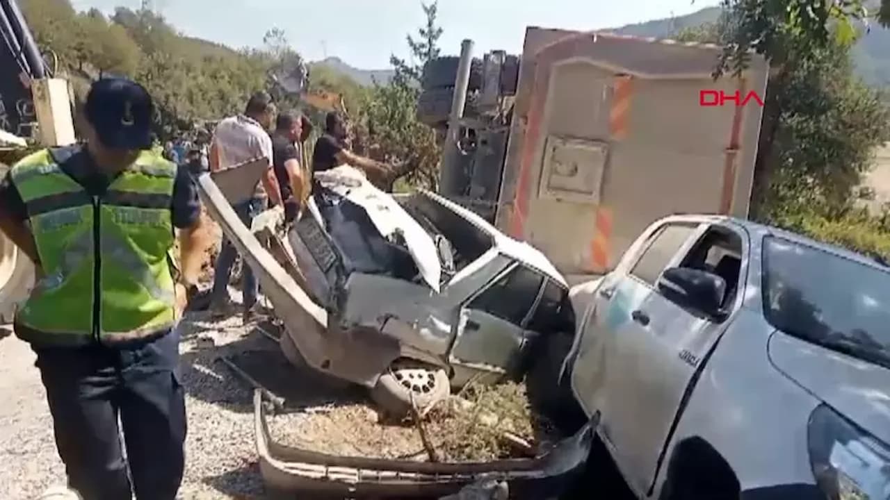 Kahramanmaraş’ta Freni Boşalan Kamyon Cenaze Namazı Kılanların Arasına Daldı