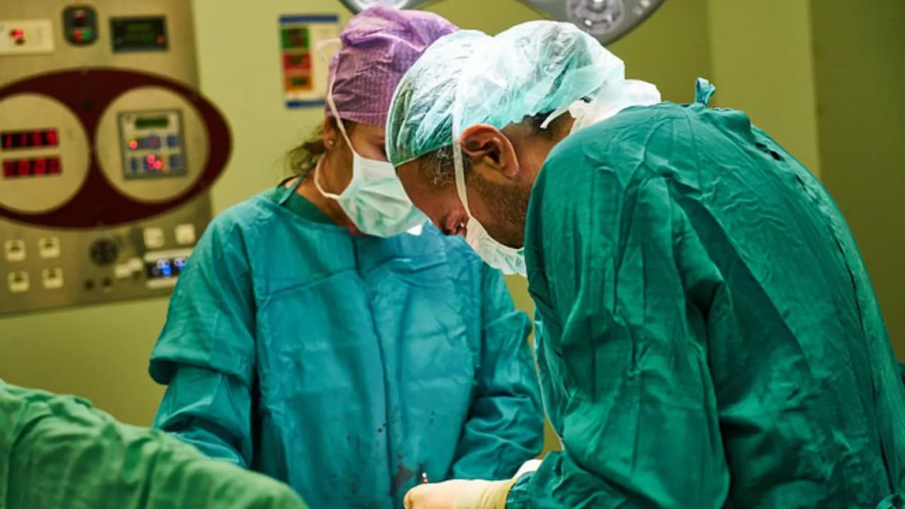 Böbrek nakli yapan doktorun Suriyeli hastalarla ilgili şikayeti