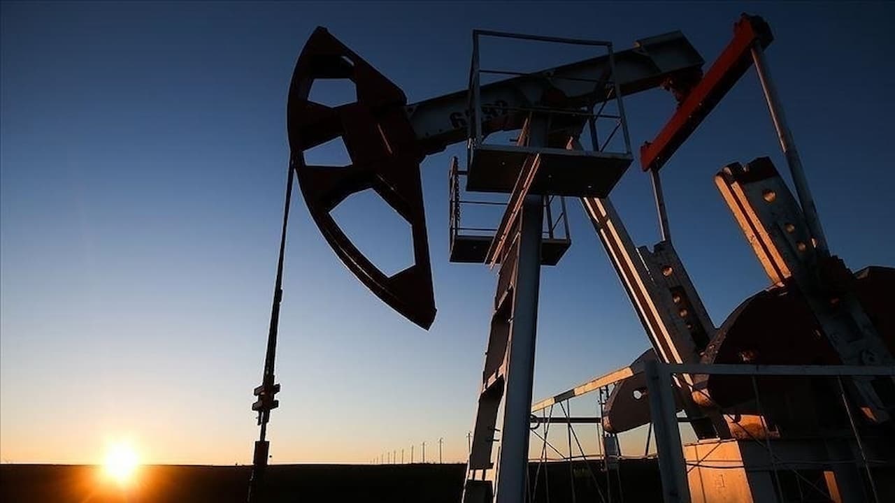 WTI Ham Petrol Vadeli İşlemleri Makroekonomik Rüzgarlar ve Bölgesel Gerilimlerle Savruluyor