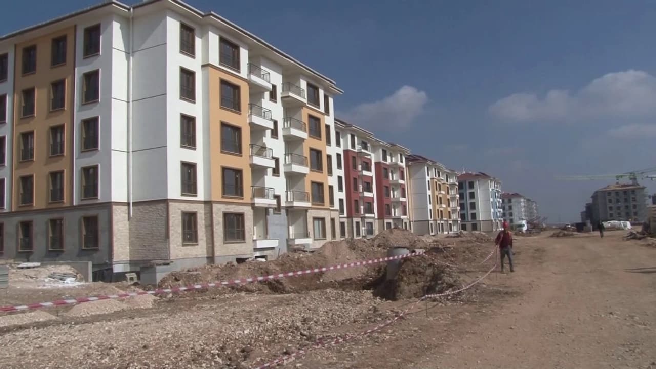 Abdurrahman Tutdere konutların teslim edileceğine dair verilen sözlerin yerine getirilmediğini belirtti