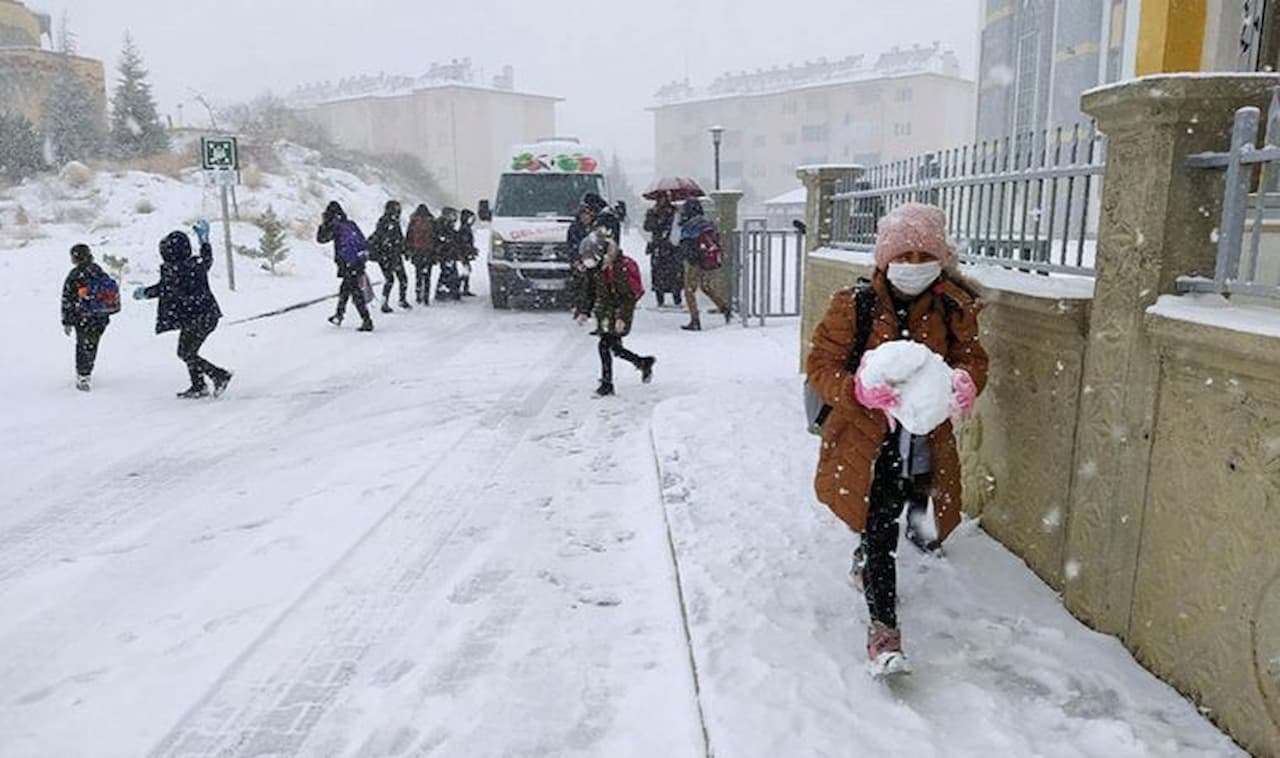Türkiye'nin Kış Hazırlığı: Okullar İki Gün Daha Tatil mi Olacak?
