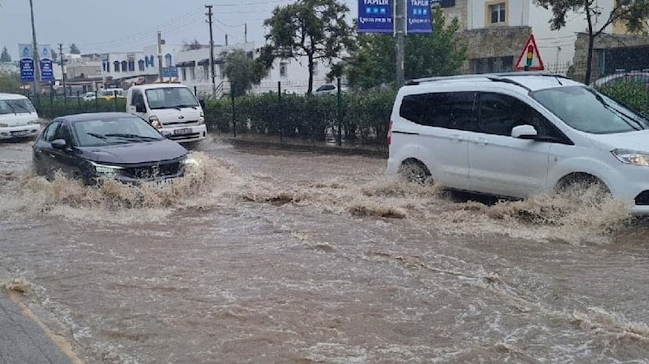 Türkiye Balkanlar'dan Gelen Soğuk Hava Dalgasıyla Sarsılıyor: Sıcaklıklar Düşüyor, Kuvvetli Yağışlar ve Fırtınalar Kapıda