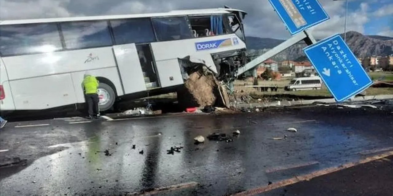 Denizli'deki Turist Otobüsü Kazası: 2 ölü ve 28 yaralı var