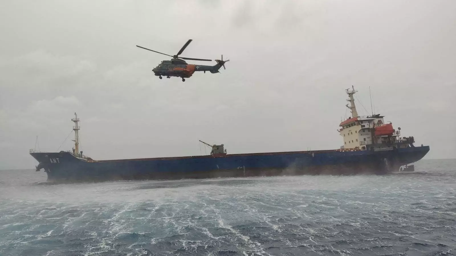 Ege Denizinde facia yaşandı! İçinde 14 kişi bulunuyordu: Kargo gemisi battı