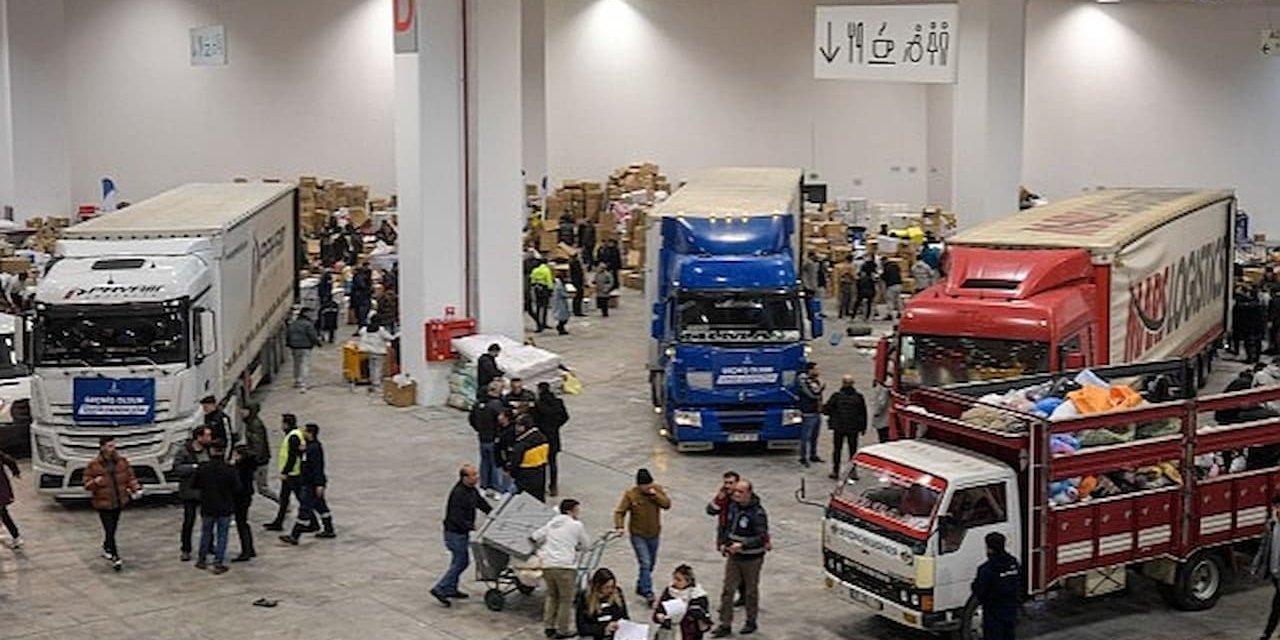 İzmir'de Doğal Afetin Ardından Umut Veren Destek: Hasar Görenlere Maddi Yardım