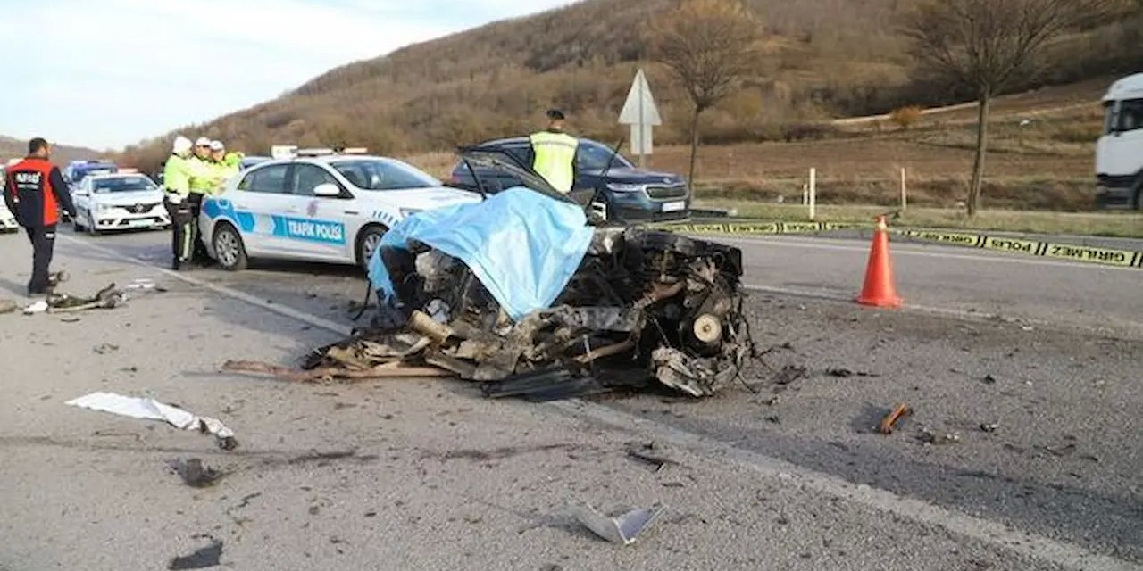 Samsun'da Korkunç Kaza: Otomobil ve Otobüs Çarpıştı, 2 Kişi Hayatını Kaybetti, 3 Kişi Yaralandı