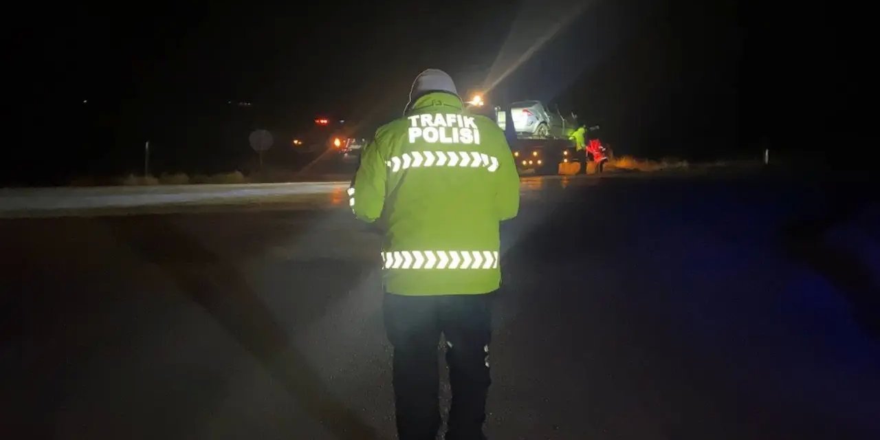 Çorum'da Kontrolden Çıkan Araç Şarampole Yuvarlandı: 3 Yaralı
