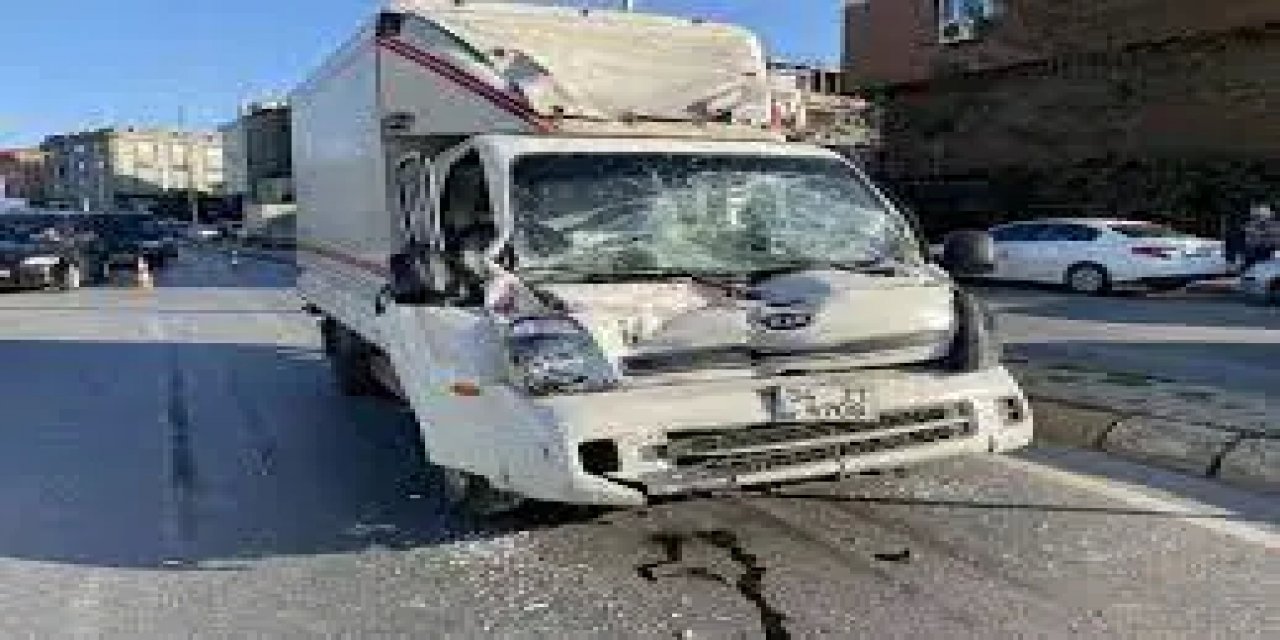 Bingöl'de Şiddetli Yağışlarla Mücadele Eden Bir Kamyonet Kaza Geçirdi.