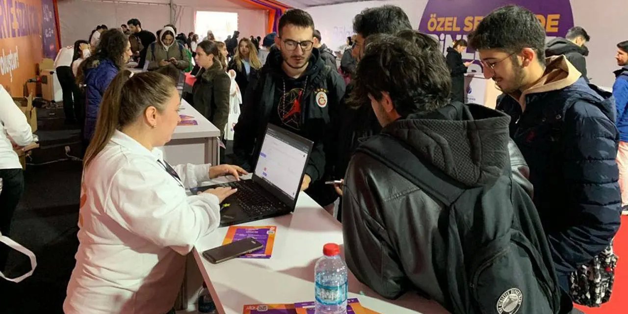 İstanbul'da İstihdam Fuarı: Gençlerin İş Arayışındaki Umut Dolu Mücadelesi