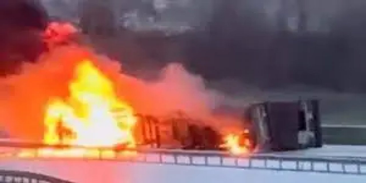 Uşak'ta Seyir Halindeki Karton Yüklü Tır Kül Oldu!