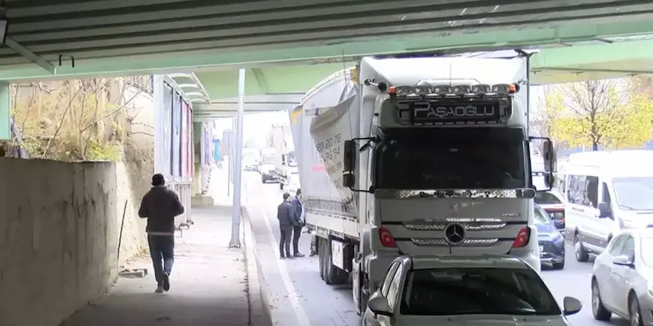 Yeşilköy'de TIR Kazası: Üst Geçide Çarpan TIR, Havalimanı Trafiğini Alt Üst Etti