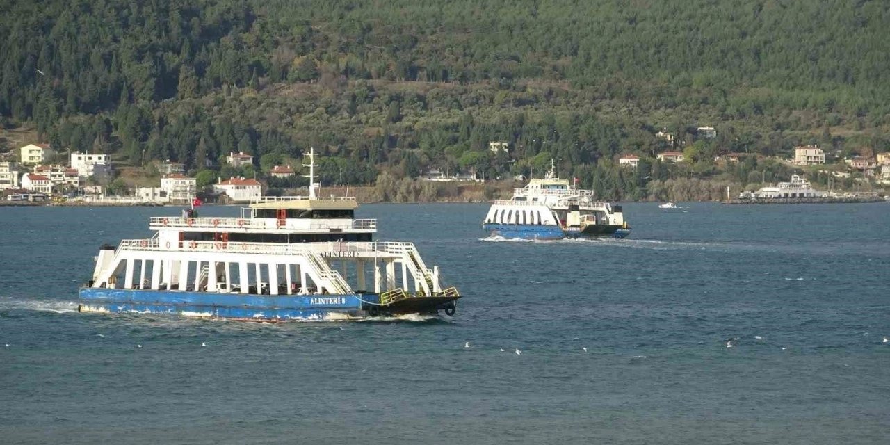 Fırtına, Bozcaada ve Gökçeada'ya Yolculuğu Durdurdu: Feribot Seferleri İptal Edildi!