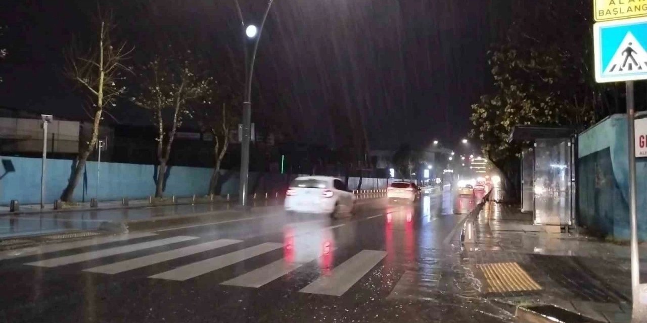 İstanbul'da Şiddetli Yağış Alarmı: Anadolu Yakası'nda Sürücüler Dikkat!