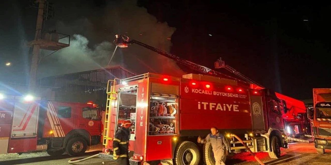 Çayırova'daki Palet Deposunda Büyük Yangın İtfaiye Harekete Geçti