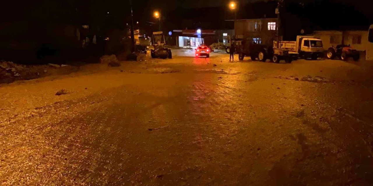 Çanakkale'de Sağanak Yağışın Ardından Dere Taştı: Kalabaklı Köyünde Acil Durum!