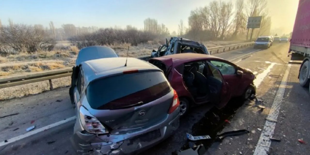 Kütahya'da Zincirleme Trafik Kazası: 1 Tır ve 5 Otomobilin Karıştığı Felaket!
