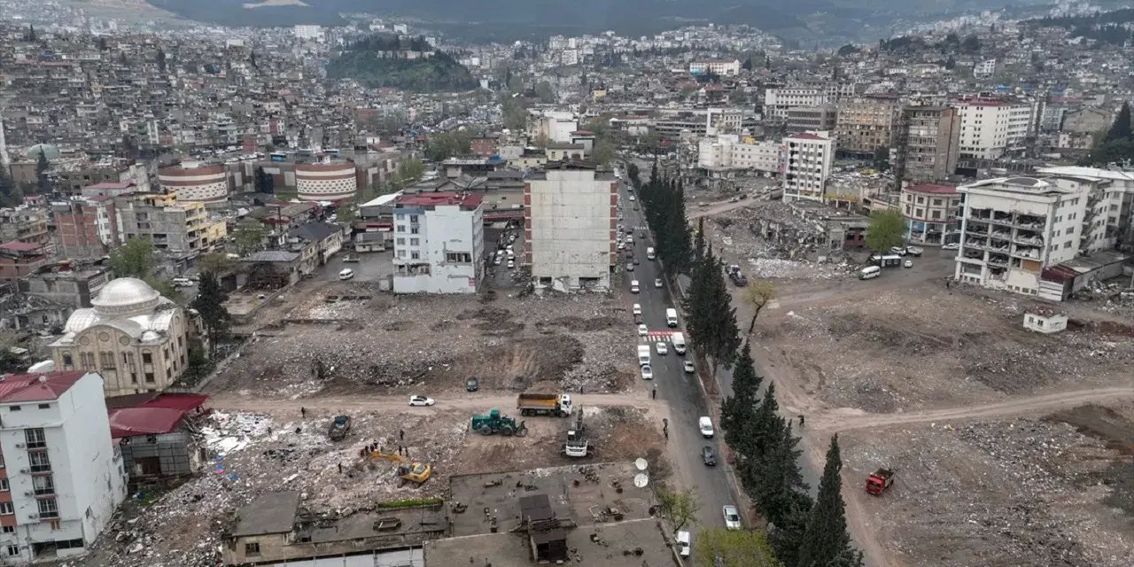 6 Şubat Depremi Sonrası Türkiye'deki Kriz Yönetiminde Yaşanan Karmaşa ve İhale Süreçleri