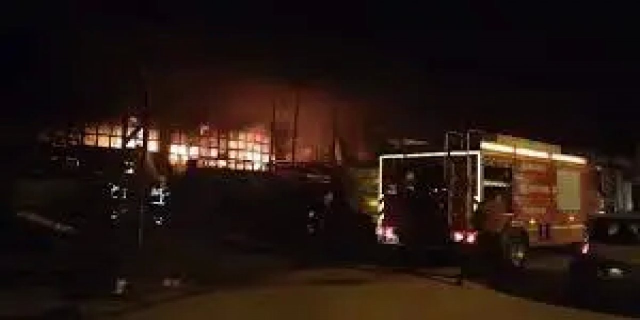 Karabük Sanayi Sitesi'nde Dorse Tamir Dükkanında Yangın Kontrol Altına Alındı